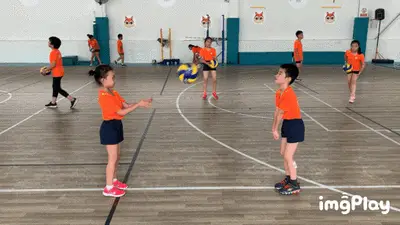 郎平夫妇跨年夜现身洛杉矶中餐厅 与亲朋好友相聚眉眼间满是轻松自在